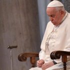 Francisco reza por la paz en la víspera de Nuestra Señora del Rosario. Foto: Vatican Media.