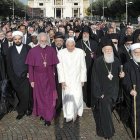 "El Papa Benedicto dio el valiente y humilde paso de renunciar al papado, el primer Papa en hacerlo desde el siglo XV. Al hacer esta elección libremente reconoció la fragilidad humana que nos afecta a todos", ha comentado el líder de los anglicanos.