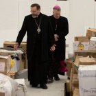 El arzobispo grecocatólico Shevchuk muestra al arzobispo Broglio de EEUU almacenes de ayuda en la catedral de Kiev