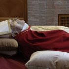 "Por último, pido humildemente: rezad por mí, para que el Señor, a pesar de todos mis pecados e insuficiencias, me reciba en las moradas eternas. A todos los que me han sido confiados, mis oraciones salen de mi corazón, día a día", escribió Benedicto XVI.