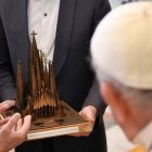 El arquitecto director de la Sagrada Familia, Jordi Faulí, explica al Papa los avances en la culminación del templo. Foto: Vatican Media.