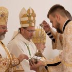 El arzobispo grecocatólico Shevchuk y el Nuncio, con mitra latina, Kubolkas