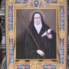 El tapiz de Santa Mama Antula, entre las columnas del baldaquino de la Basílica de San Pedro el día de su canonización.