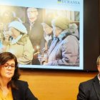 Raquel Martín, respondable de comunicación de Ayuda a la Iglesia Necesitada (izquierda) y José María Gallardo, director de ACN España (derecha), durante la presentación de la campaña `Ucrania, no quiero olvidarte´.