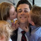 La forma en que Henrie se acerca a la oración va más allá del propio Rosario. Por la mañana, él y su familia establecen metas e intenciones, y comienzan el día con un espíritu de propósito.
