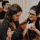 Un momento de oración e intercesión en un Rise Up con jóvenes