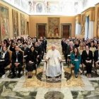 Francisco, con los asistentes a la cumbre G7 Inclusión y Discapacidad, una iniciativa del gobierno italiano. Foto: Vatican Media.