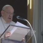 "Preguntémonos: en mi camino, ¿mantengo la mirada fija en Cristo que me acompaña? Y al hacerlo, ¿dejo espacio para el silencio, la oración, la adoración?", dijo el Papa desde el balcón del Palacio Apostólico.