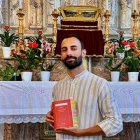 Niccolò, ante las reliquias de San Agustín en la basílica de San Pedro in Ciel d'Oro en Pavía (Italia), donde se conservan. Foto: Instagram @summacognitio