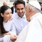 Francisco saluda a unos recién casados en una audiencia general que consagró al papel del Espíritu Santo en el matrimonio. Foto: Vatican Media.