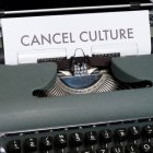 La corrección política, la ideología «woke» o la cultura de la cancelación son diversas expresiones de una misma realidad radicalmente anticristiana. Foto: Markus Winkler / Unsplash.