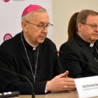 A la izquierda, monseñor Gadecki, presidente de los obispos polaco; a la derecha, monseñor Bätzing, presidente del episcopado alemán
