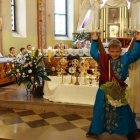 Holywins en una parroquia de Polonia, con un San Andrés con su cruz de aspa y red de pescador