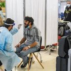 Un viajero se realiza una prueba antes de entrar al país