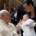 El Papa bautizó a 21 hijos de empleados de Vaticano en lo que ya es una tradición en la Santa Sede / Foto: Vatican Media.