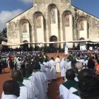 Procesión y misa en Nuestra Señora Reina del Mundo, ahora catedral del Alto Molocué