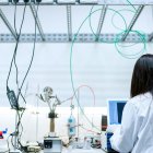 Una joven científica o ingeniera en el laboratorio