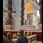 Un hombre se sube al altar de San Pedro para destrozarlo.
