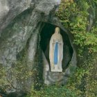 La imagen de la Virgen de Lourdes, en la gruta de Massabielle.