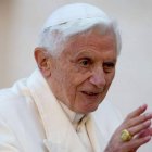 Benedicto XVI bendice.