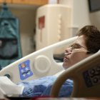 Una mujer en la cama de un hospital.