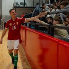 Un joven cura jugador de fútbol húngaro saluda al público del Campeonato Europeo de Fútbol Sala para Sacerdotes, en Hungría.