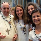 El Papa Francisco con unas jóvenes guías (scouts) al inicio de su Pontificado
