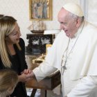 El Papa Francisco con Giorgia Meloni.