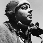 Antoine de Saint-Exupéry desapareció durante un vuelo de reconocimiento al servicio de la Resistencia en Córcega, sin que haya certeza de las razones ni sobre la identificación de los restos mortales y los del avión que le han sido atribuidos.