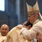 Monseñor Fisichella abraza a uno de los nuevos diáconos ordenados este domingo.