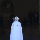 El Papa Francisco cruza la puerta santa de L'Aquila.
