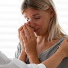 Una mujer llorando con una doctora.