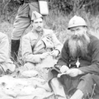 El beato Daniel Brottier junto a los soldados en el frente durante la Primera Guerra Mundial