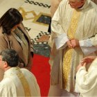 Broadhurst, Newton y Burnham, antiguos obispos anglicanos, en su ordenación católica, con sus esposas