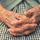 Manos de una mujer anciana.
