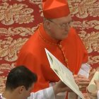 El cardenal camarlengo, Kevin Farrell.