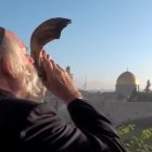 Un rabino toca el shofar en Jerusalén, llamando a la oración al amanecer.