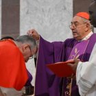 El cardenal Angelo de Donatis impone las cenizas en la basílica de Santa Sabina.