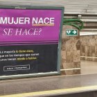 Una muestra de la campaña de la ACdP en el Metro madrileño.
