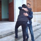 Un seminarista abraza a su hermano.