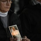 Unas religiosas rezan por el Papa Francisco, con velas y rosarios, de noche