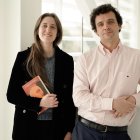 María Loreto Ríos y Pedro Lara Astiaso, junto con el primer título de Érase, 'La octava flecha'.