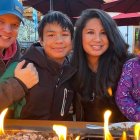 Robin, con su hijo AJ, su marido Josh y la hija que tienen juntos.