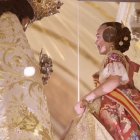 Lucía, la Fallera Mayor Infantil de 2025, en la ofrenda a la Virgen de los Desamparados en Valencia