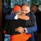 Yamandú Oris, presidente de Uruguay, abraza efusivamente al cardenal Sturla al llegar a la catedral de Montevideo