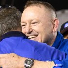El astronauta Butch Wilmore, al volver a la Tierra, abraza a sus compañeros