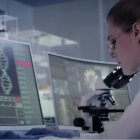 Una investigadora en el campo de la genética y medicina génica