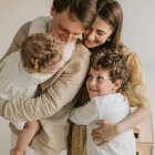 En realidad, la Iglesia siempre ha defendido lo mismo sobre el sexo, sin obsesión alguna: el matrimonio orientado a los hijos. Es el mundo moderno el que se ha obsesionado con todo lo que se opone a ese modelo, y por tanto el modelo le estorba.