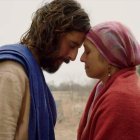 Jonathan Roumie y Vanessa Benavente como Jesús y su madre, María, en una escena de The Chosen de la temporada 2