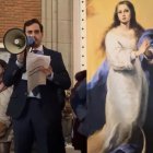 José Andrés Calderón se dirige a los asistentes al Rosario.